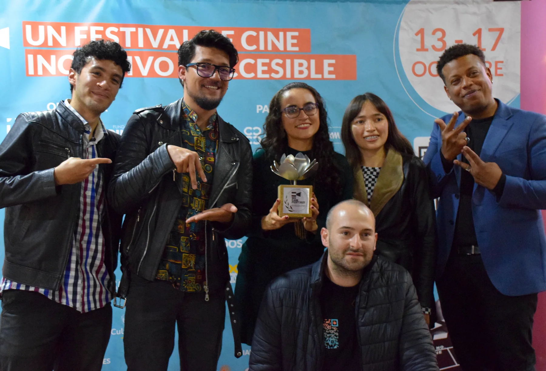 Equipo y participantes en una premiación de We Cam Fest en 2025